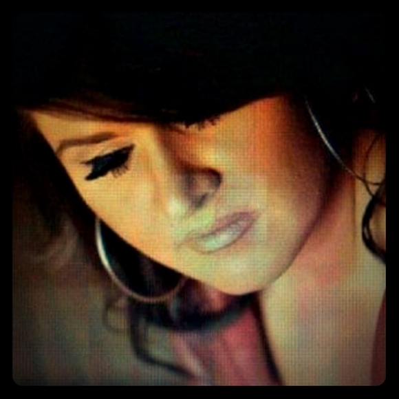 Meet your Posher, Julie - Picture 1 of 1